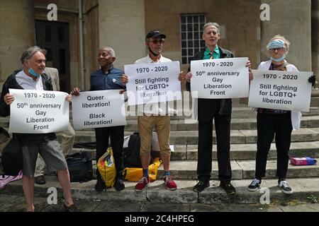 Peter Tatchell (au centre à droite) mène une marche à travers Londres pour marquer le 50e anniversaire du Front de libération gay de Londres. Banque D'Images