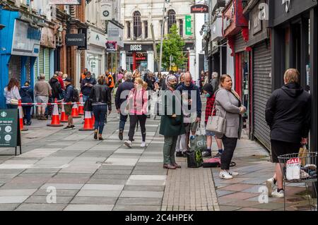 Cork, Irlande. 27 juin 2020. Cork City était occupé avec des acheteurs aujourd'hui, alors que les choses reviennent à une nouvelle normale après le verrouillage du coronavirus. Crédit : AG News/Alay Live News Banque D'Images