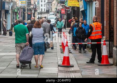 Cork, Irlande. 27 juin 2020. Cork City était occupé avec des acheteurs aujourd'hui, alors que les choses reviennent à une nouvelle normale après le verrouillage du coronavirus. Il y avait une grande file d'attente pour se rendre dans le célèbre marché anglais de Cork City. Crédit : AG News/Alay Live News Banque D'Images