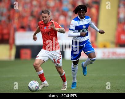 Eberechi Eze (à droite) des Queens Park Rangers et Aiden McGeady (à gauche) de Charlton Athletic se battent pour le ballon lors du match de championnat Sky Bet à la Valley, Londres. Banque D'Images