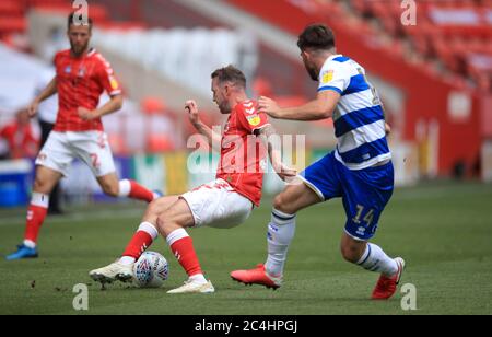 Aiden McGeady (à gauche) de Charlton Athletic et Ryan Manning (à droite) des Queens Park Rangers se battent pour le ballon lors du match du championnat Sky Bet à la Valley, Londres. Banque D'Images