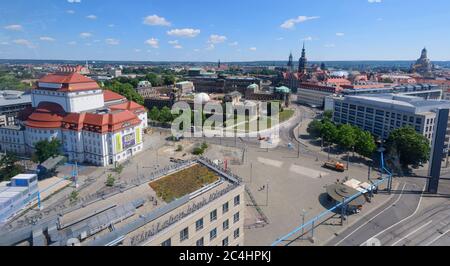 Dresde, Allemagne. 27 juin 2020. Vue depuis une télécabine dans la roue d'observation de la « roue de la vision » sur la vieille ville avec le Schauspielhaus (l-r), le Zwinger, l'opéra Semper, la Hofkirche, le Hausmannsturm, le château de Resinden et la Frauenkirche. La grande roue de 55 mètres tourne à Dresde depuis au moins 8 semaines depuis le 26 juin 2020. Crédit : Robert Michael/dpa-Zentralbild/dpa/Alay Live News Banque D'Images