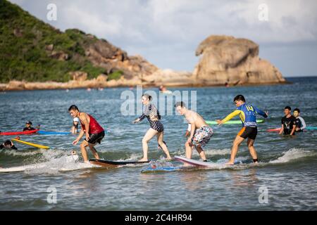 Sanya, province chinoise de Hainan. 27 juin 2020. Les gens apprennent le surf dans la mer à Sanya, province de Hainan, au sud de la Chine, le 27 juin 2020. Crédit: Zhang Liyun/Xinhua/Alay Live News Banque D'Images