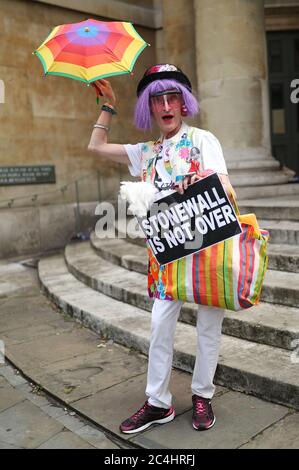 Participant à la marche à Londres pour souligner le 50e anniversaire du London gay Liberation Front. Banque D'Images