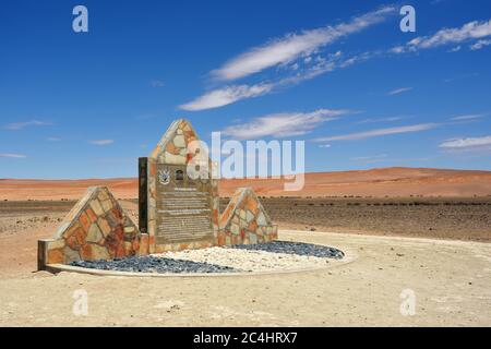 NAMIBIE - 29 JANVIER 2016 : le signe commémoratif placé devant l'entrée du parc national Namib Naukluft, à la mémoire de sa reconnaissance comme wor Banque D'Images