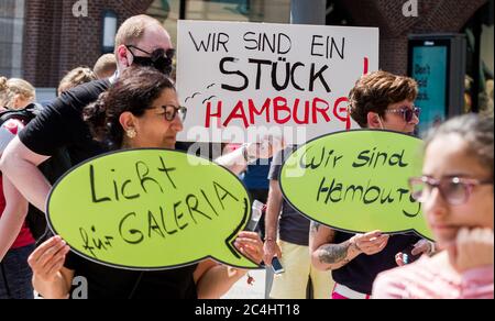 Hambourg, Allemagne. 27 juin 2020. Les employés manifestent avec des panneaux avec les inscriptions (l-r) 'Licht für Galerie', 'Wir sind ein Stück Hmburg!' Et 'Wir sind Hamburg' contre la fermeture prévue des magasins Karstadt Sports et Galeria Karstadt Kaufhof sur Mönckebergstrasse. Credit: Markus Scholz/dpa/Alay Live News Banque D'Images