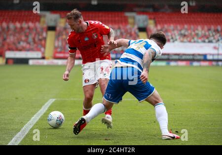 Aiden McGeady (à gauche) de Charlton Athletic et Ryan Manning (à droite) des Queens Park Rangers se battent pour le ballon lors du match du championnat Sky Bet à la Valley, Londres. Banque D'Images