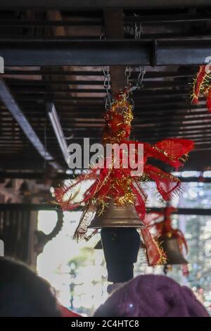 01/04/2019 cloches du temple d'Hadimba, temple de Manali, Himachal Pradesh/Inde Banque D'Images