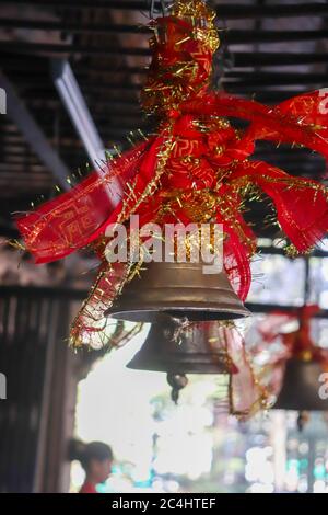 01/04/2019 cloches au temple d'Hadimba de Manali, Himachal Pradesh/Inde Banque D'Images