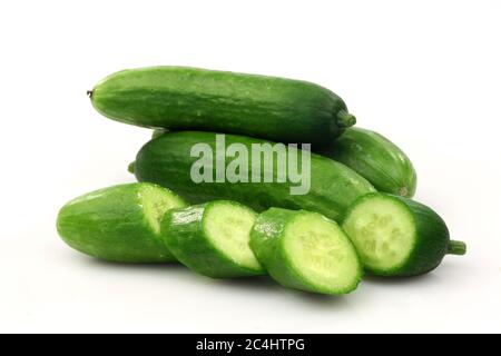 bébé coupé de concombres frais de vert que vous pouvez manger comme un en-cas sur un fond blanc Banque D'Images