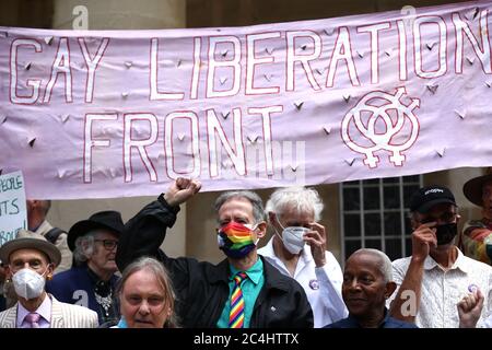 Peter Tatchell (au centre) mène une marche à travers Londres pour marquer le 50e anniversaire du Front de libération gay de Londres. Banque D'Images