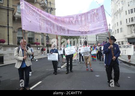 Peter Tatchell (au centre) mène une marche à travers Londres pour marquer le 50e anniversaire du Front de libération gay de Londres. Banque D'Images