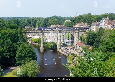 La vue célèbre de Knaresborough, qui attire les visiteurs de cette ville pittoresque du North Yorkshire Banque D'Images