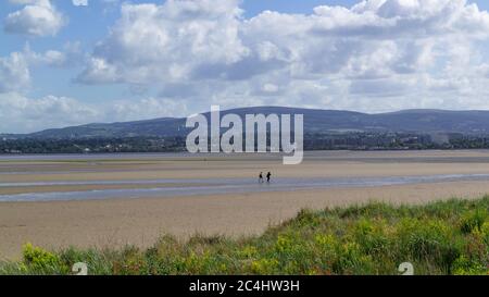 Vue depuis la plage de Poolberg à marée basse, Dublin, Irlande. Banque D'Images