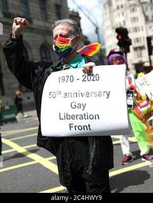 Peter Tatchell (au centre) mène une marche à travers Londres pour marquer le 50e anniversaire du Front de libération gay de Londres. Banque D'Images