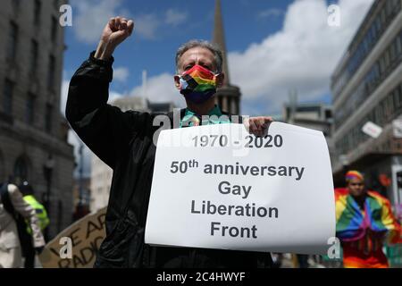 Peter Tatchell mène une marche à travers Londres pour marquer le 50e anniversaire du Front de libération gay de Londres. Banque D'Images