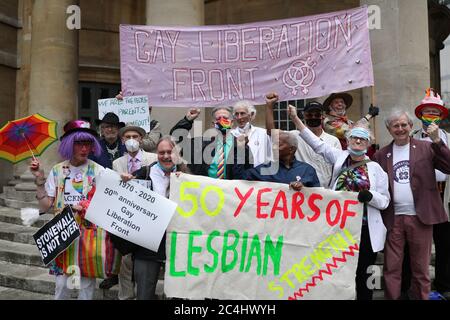 Peter Tatchell (au centre) mène une marche à travers Londres pour marquer le 50e anniversaire du Front de libération gay de Londres. Banque D'Images