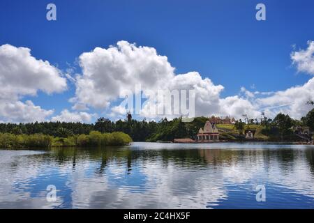 Grand bassin lac et temples hindous sur l'île Maurice. Le Grand bassin est un lac sacré de cratère est l'un des plus importants sites de pèlerinage hindou à l'extérieur Banque D'Images