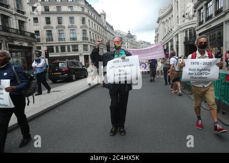 Peter Tatchell (au centre) mène une marche sur Regent Street, Londres, pour marquer le 50e anniversaire du London gay Liberation Front. Banque D'Images