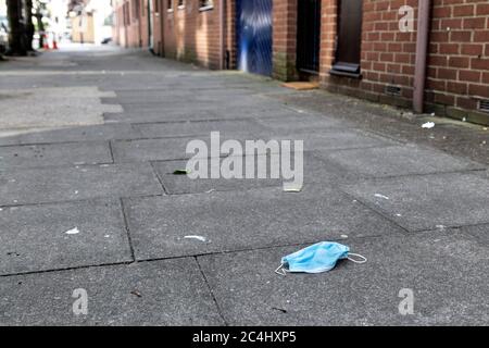 17 mai 2020 - London, Royaume-Uni, masque jetable qui frappe la rue de Tower Hamlets pendant l'épidémie de coronavirus Banque D'Images