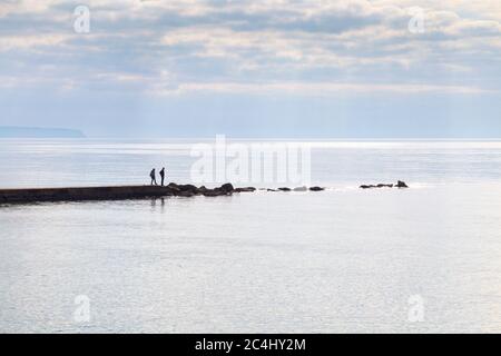 Silhouettes de personnes contre la mer à Platja de CAN Pere Antoni, Palma, Majorque, Espagne Banque D'Images