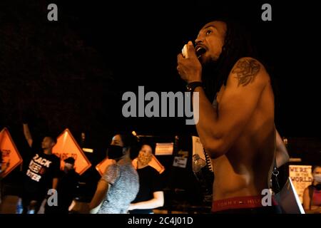 Washington DC, DC, États-Unis. 26 juin 2020. Aaron Covington dirige les manifestants à travers Washington DC. Crédit : Tyler Tomasello/ZUMA Wire/Alay Live News Banque D'Images