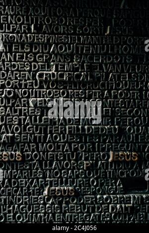 Extrudées lettres dans le plan du mur avec les mots de la Bible sur des thèmes religieux. Banque D'Images