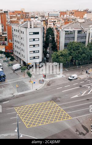 Barcelone, Espagne - 15 décembre 2019 : marquage routier jaune - une grille avec des lignes diagonales et des frontières marquées, sur la route de Barcelone. Marquage routier dans Banque D'Images