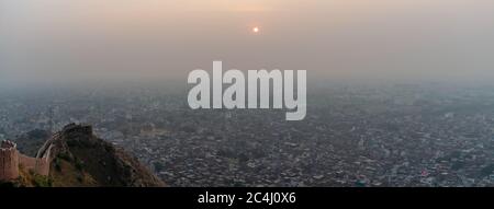 Un coucher de soleil depuis le fort de Nahargarh, Jaipur, Rajasthan, Inde Banque D'Images