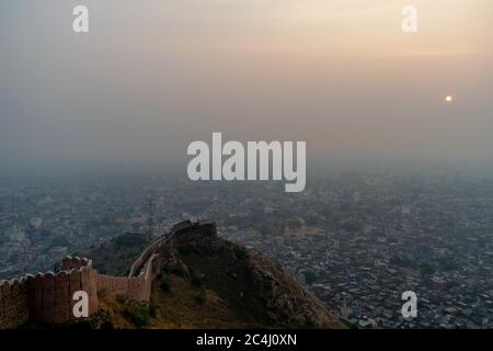 Un coucher de soleil depuis le fort de Nahargarh, Jaipur, Rajasthan, Inde Banque D'Images