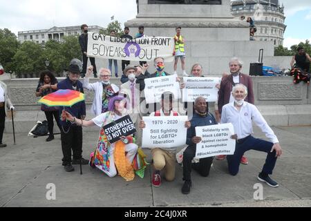 Les participants de la marche à Londres pour souligner le 50e anniversaire du London gay Liberation Front à Trafalgar Square, Londres. Banque D'Images