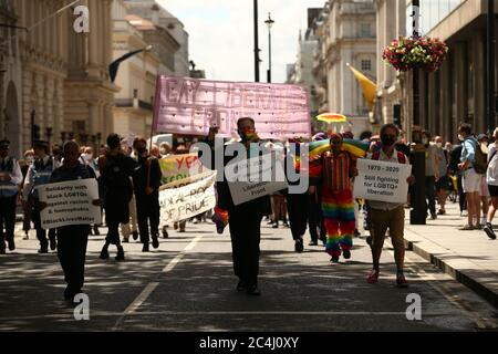 Peter Tatchell (au centre) mène une marche à travers Londres pour marquer le 50e anniversaire du Front de libération gay de Londres. Banque D'Images