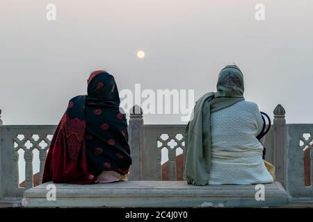 Jaipur, Rajasthan, Inde; Feb, 2020 : deux vieilles femmes qui profitent d'un coucher de soleil d'hiver depuis le fort de Nahargarh, Jaipur, Rajasthan, Inde Banque D'Images