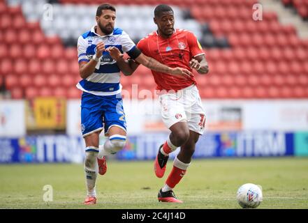 Yoann Barbet (à gauche) et Chuks Aneke (à droite) des Queens Park Rangers se battent pour le ballon lors du match de championnat Sky Bet à la Valley, Londres. Banque D'Images