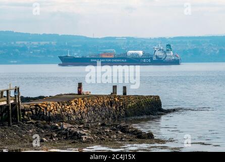 Pétrolier à gaz INEOS JS Inos pétrolier à gaz de schiste Ingenuity passant devant le quai de Culross sur la route de la raffinerie de Grangemouth, en Écosse, aux États-Unis. Banque D'Images