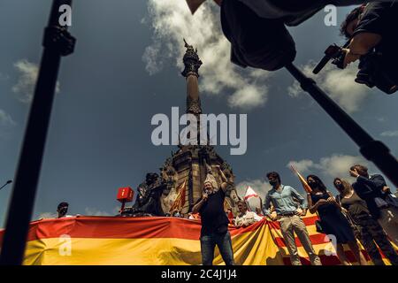 Barcelone, Espagne. 27 juin 2020. Les partisans du parti de droite VOX construisent une chaîne humaine symbolique autour du Monument de Colomb à Barcelone pour protester contre les demandes des groupes d'extrême gauche de retirer la statue en conjonction avec les récentes Black Lives Matters et les manifestations anti-racisme après la mort du citoyen afro-américain George Floyd alors qu'il était sous la contrainte de la police de Minneapolis. Crédit: Matthias Oesterle/Alamy Live News Banque D'Images