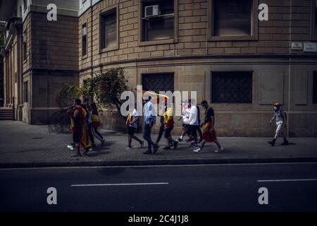 Barcelone, Espagne. 27 juin 2020. Les partisans du parti de droite VOX se sont alors frainés un chemin vers le monument Columbus de Barcelone pour protester contre les demandes des groupes d'extrême gauche de retirer la statue en conjonction avec les récentes Black Lives Matters et les manifestations anti-racisme après la mort du citoyen afro-américain George Floyd alors qu'il était bridé par la police de Minneapolis Credit: Matthias Oesterle/Alamy Live News Banque D'Images