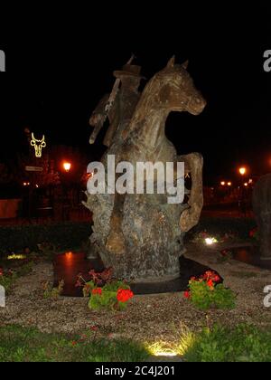 Des lumières éclairent la sculpture d'un Gardien Camargue sur son cheval célébrant la culture de la bouche du Rhône, les chevaux célèbres et les taureaux noirs Banque D'Images