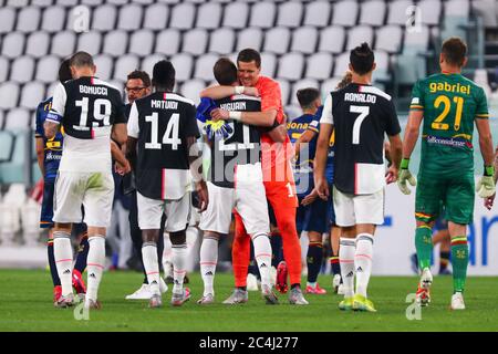 gonzalo higuain (juventus) et wojciech szczesny (juventus) célèbrent la victoire lors de Juventus vs Lecce à Turin, Italie, 26 juin 2020 Banque D'Images