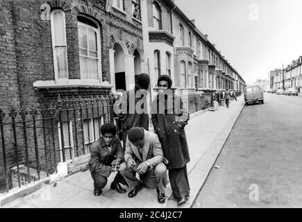 Un groupe de jeunes noirs dans une rue à Brixton, Londres, au début des années 1970 Banque D'Images