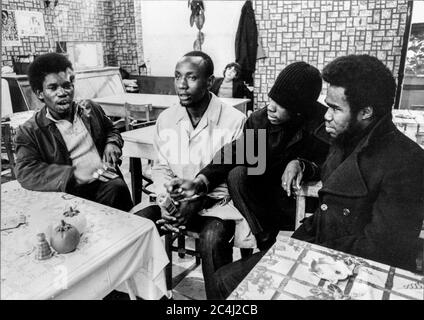 Un groupe de jeunes hommes noirs discutant dans un café à Brixton, Londres, au début des années 1970 Banque D'Images