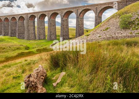 Célèbre passage à niveau de la viaduc de Ribble Valley vu dans toute sa gloire. Au cœur des Dales, un certain nombre de chemins peuvent être vus. Banque D'Images