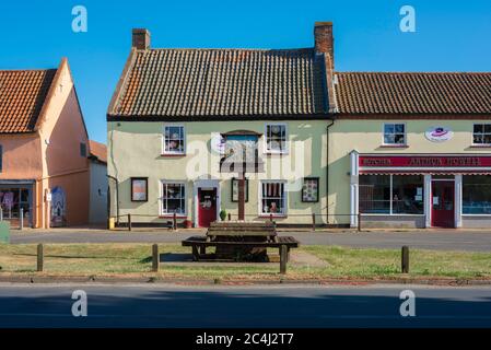 Village Street England, vue en été du panneau du village et des boutiques traditionnelles sur le Green à Burnham Market, nord de Norfolk, Royaume-Uni. Banque D'Images