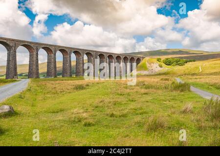 Célèbre passage à niveau de la viaduc de Ribble Valley vu dans toute sa gloire. Au cœur des Dales, un certain nombre de chemins peuvent être vus. Banque D'Images