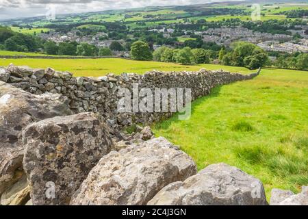 Collines vallonnées des Yorkshire Dales vues à l'intérieur des parois rocheuses créant un pâturage individuel pour le pâturage des moutons et autres animaux. Banque D'Images