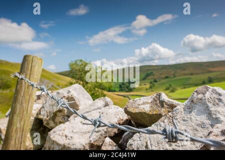 Vue panoramique et détaillée d'un vieux mur de rochers vu dans les pittoresques Yorkshire Dales. S'étendant à la distance, il est utilisé comme pâturage pour les moutons. Banque D'Images