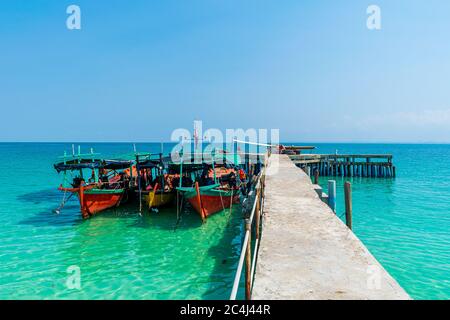 Coconut Beach, Koh Rong, Cambodge- Fév, 2020 : le quai et les bateaux sur la plage Coconut Beach, Koh Rong, Cambodge Banque D'Images