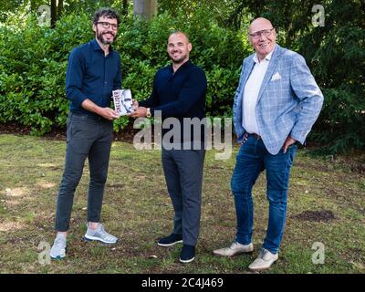 DOORN, PAYS-BAS - JUIN 27 : Mark van Bommel, Wesley Sneijder et Kees Jansma lors de la présentation de Sneijder le 27 juin 2020 à Doorn, pays-Bas Banque D'Images