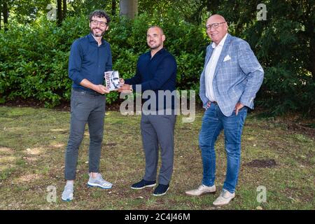 DOORN, PAYS-BAS - JUIN 27 : Mark van Bommel, Wesley Sneijder et Kees Jansma lors de la présentation de Sneijder le 27 juin 2020 à Doorn, pays-Bas Banque D'Images