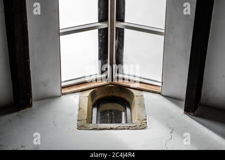 Intérieur, vue sur le toit d'un bâtiment historique avec de grandes fenêtres de lucarne. Banque D'Images